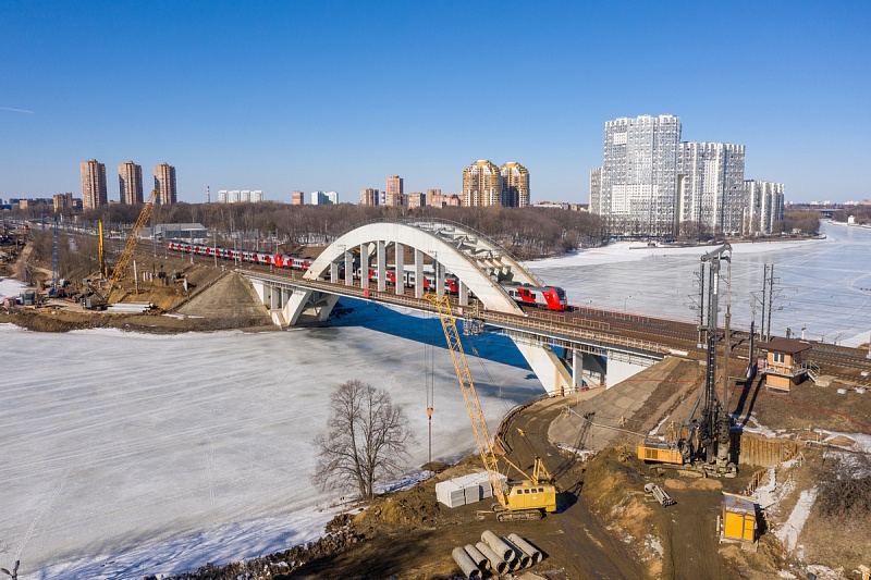 Продолжается строительство нового железнодорожного моста через канал им. Москвы
