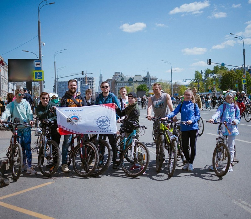Работники АО «РЖДстрой» совместно с Советом молодежи приняли участие в весеннем велофестивале 